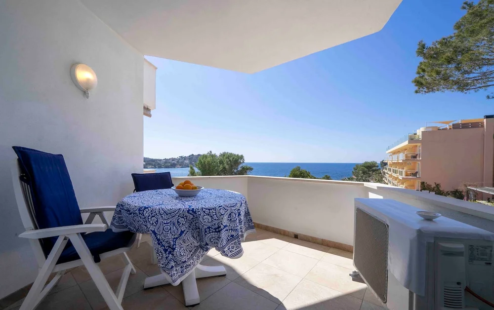 Mediterranean apartment with pool by the sea