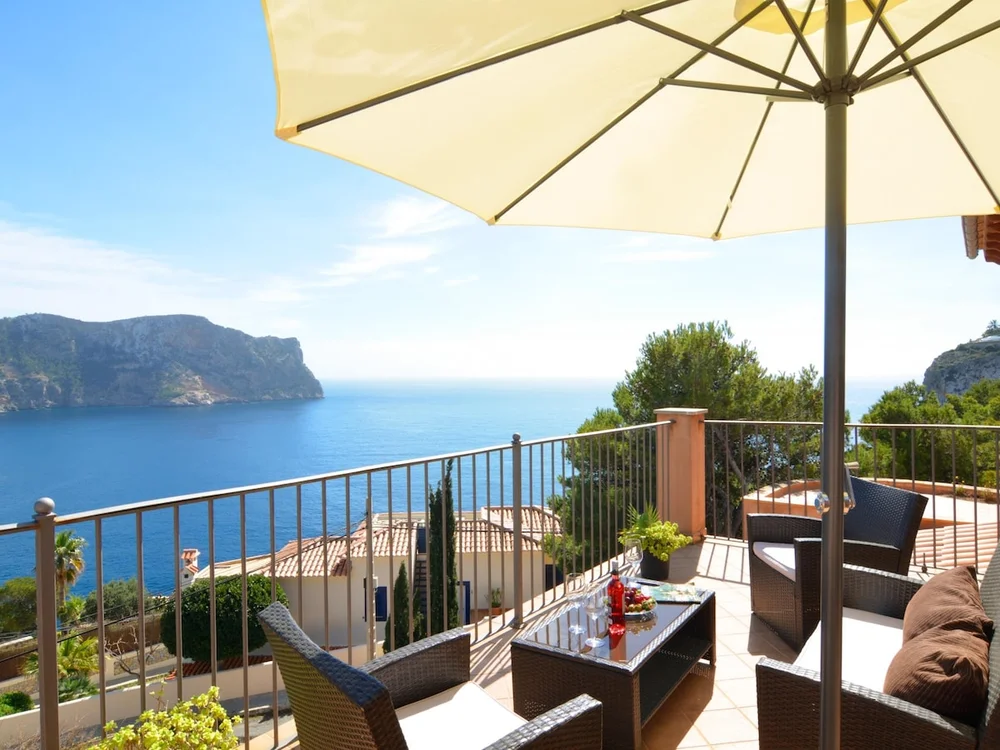 Villa With Enchanting Sea Views And Pool