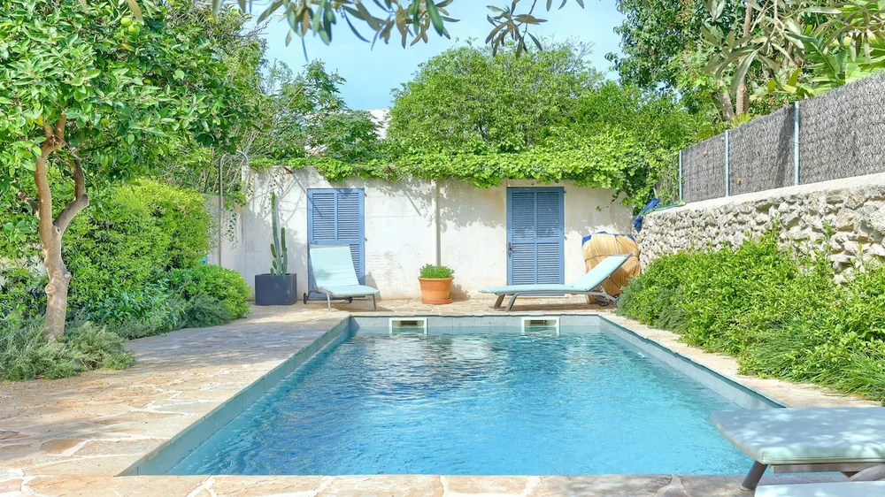 Stylish townhouse with large pool, central Pollens