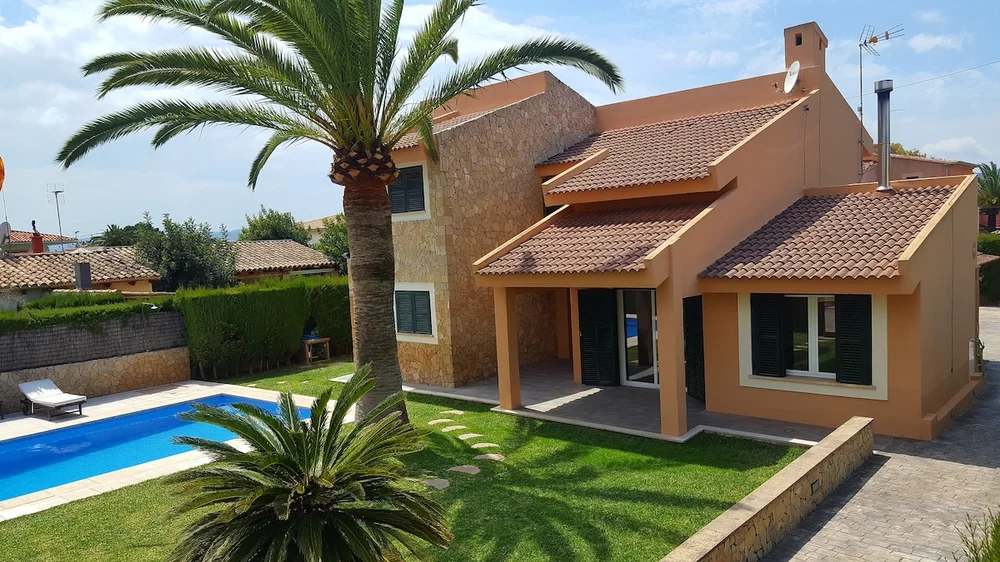 FANTASTIC SINGLE-FAMILY HOUSE WITH POOL AND BARBECUE