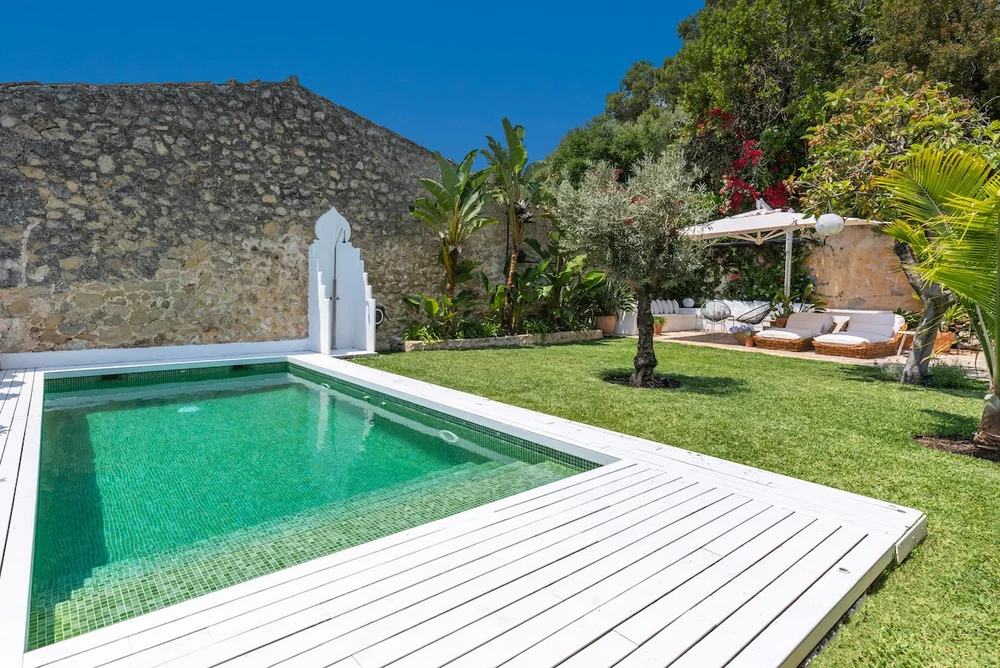 Town villa with garden&heated pool