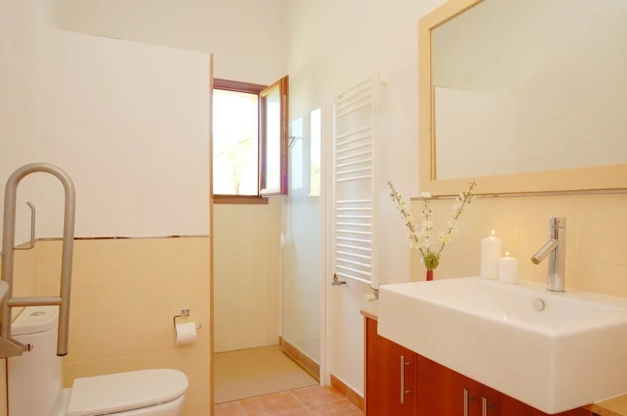 R40 - Heated pool, Spa, sauna, tennis, Gym.