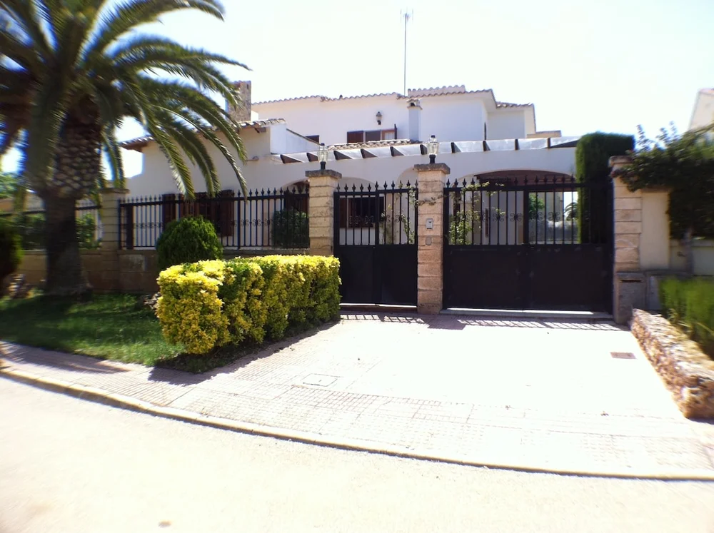 A villa with a private pool and 200 meters from the sea
