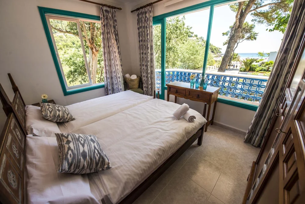 *Beachfront suite* with kitchenette: for up to 2 people.