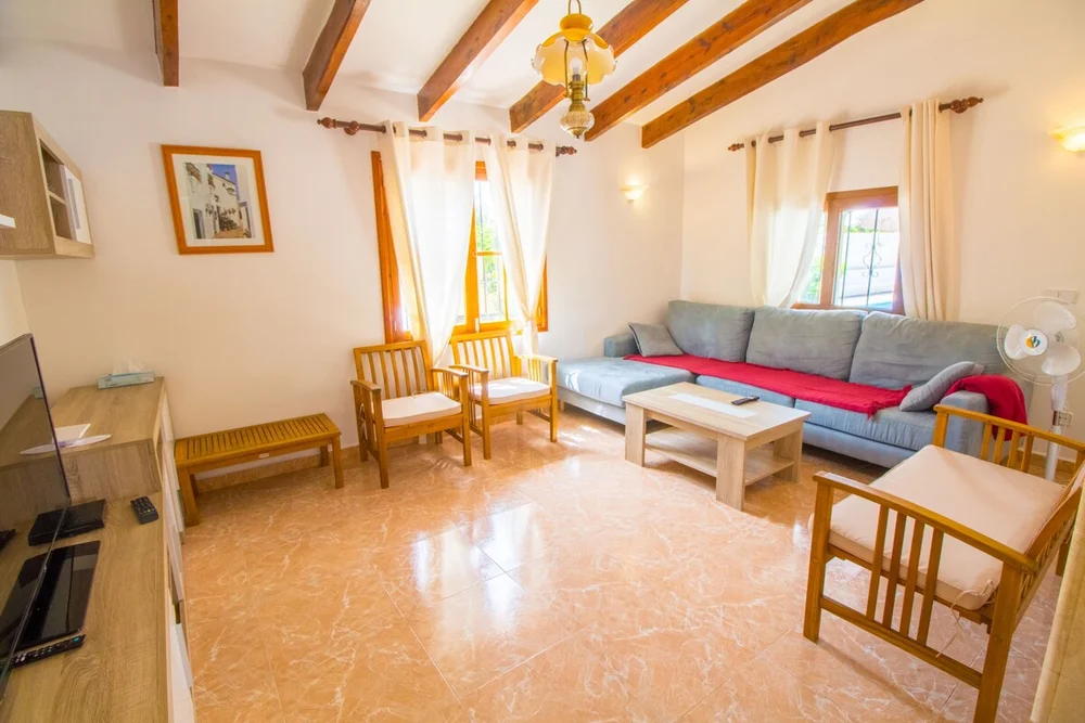Spacious holiday villa with WiFi and A/C