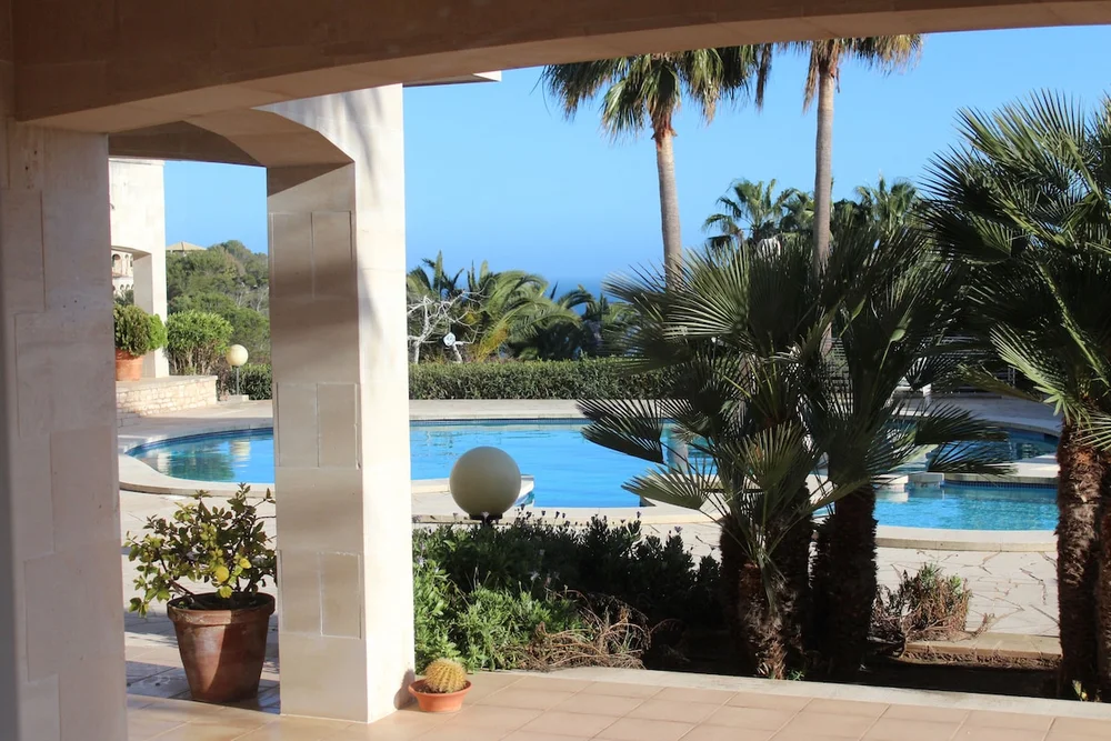 Sea, swimmingpool and beach