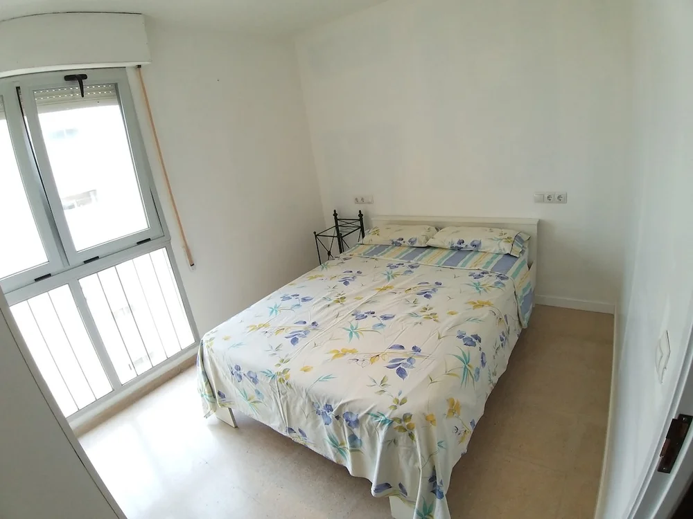 Private Room with Wi-Fi 5 minutes from the Beach